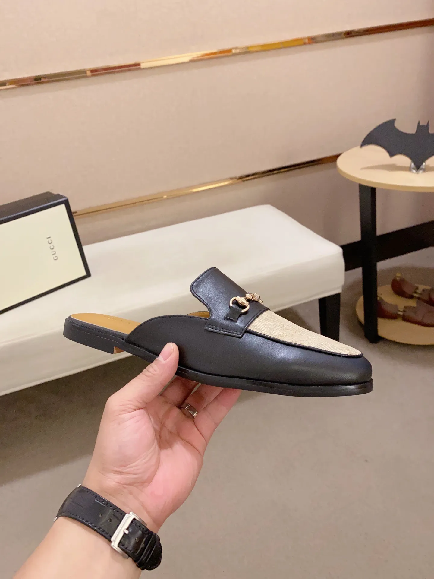 Men's shoes 💰: 380💰 (Gucci). The latest trendy shoes, casual Baotou mops, popular in physical stores, sizes 38-44. New and comfortable, imported custom-made original cowhide, with unique sequin element design. With sheepskin lining, original bottom, high-end packaging and high quality💪Details determine the quality, you can enter and leave the counter at will, welcome to compare!